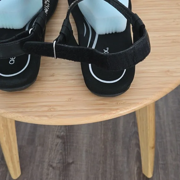 Aetrex new in box T strap sandals. - Picture 4 of 4